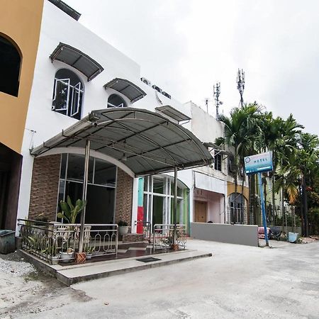 Oyo 90897 Hotel Sepupu Satria Pekanbaru Kültér fotó