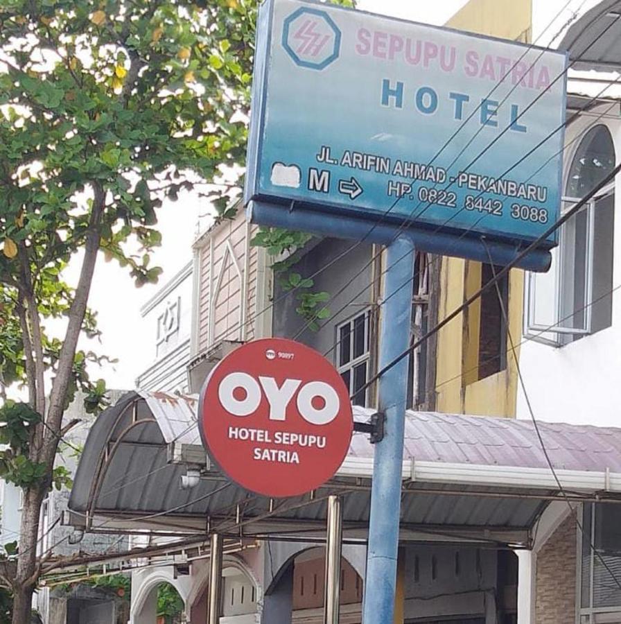 Oyo 90897 Hotel Sepupu Satria Pekanbaru Kültér fotó